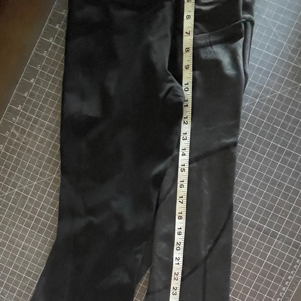 Zyia Pocket Black and Munvot Pocket Dark Grey Capri Leggings